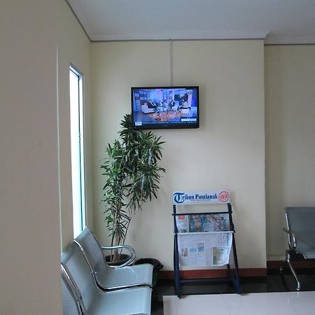 Green Leaf Inn Pontianak Luaran gambar